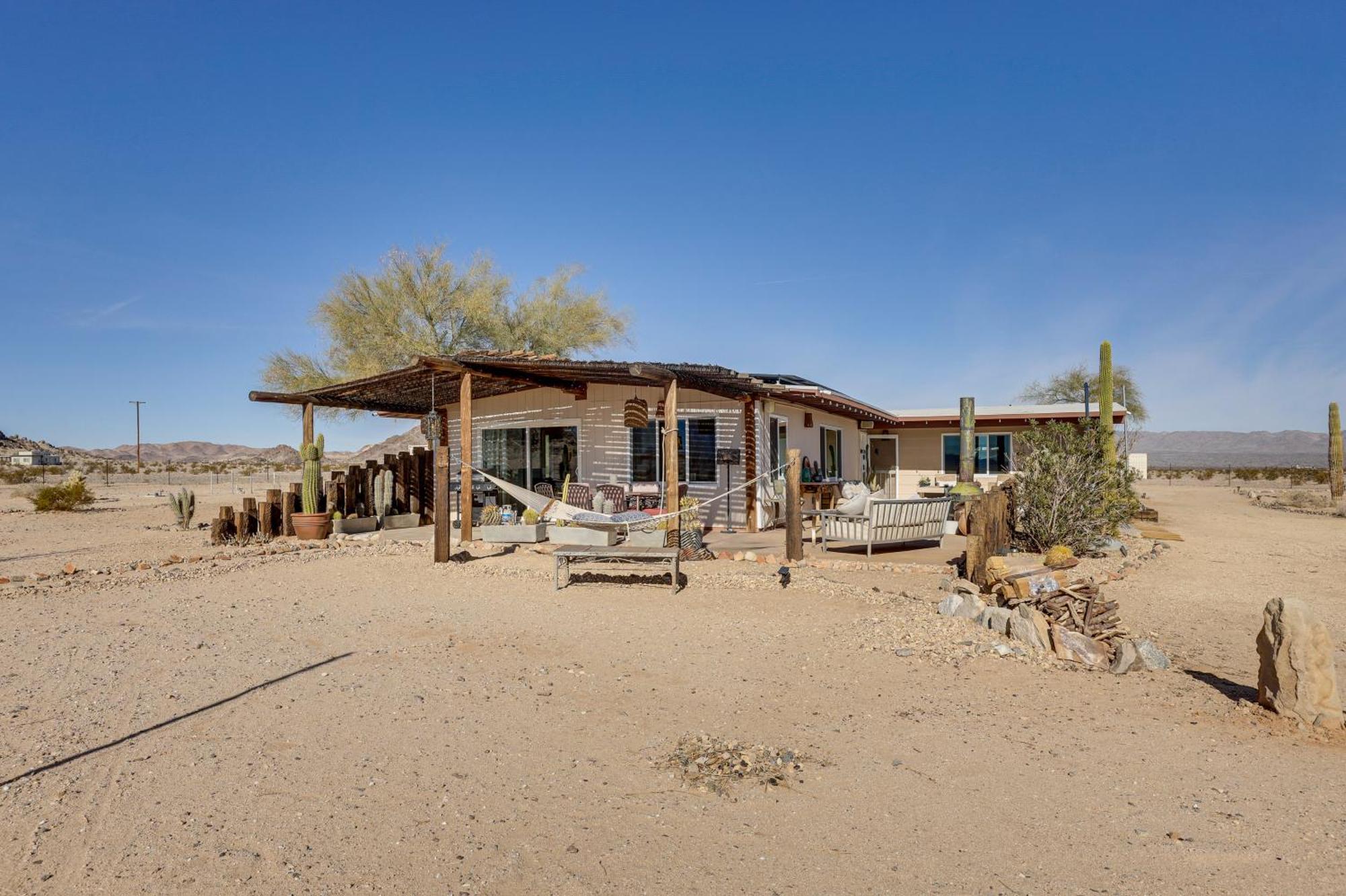 Twentynine Palms Desert Oasis With Pool And Hot Tub! Villa Bagian luar foto