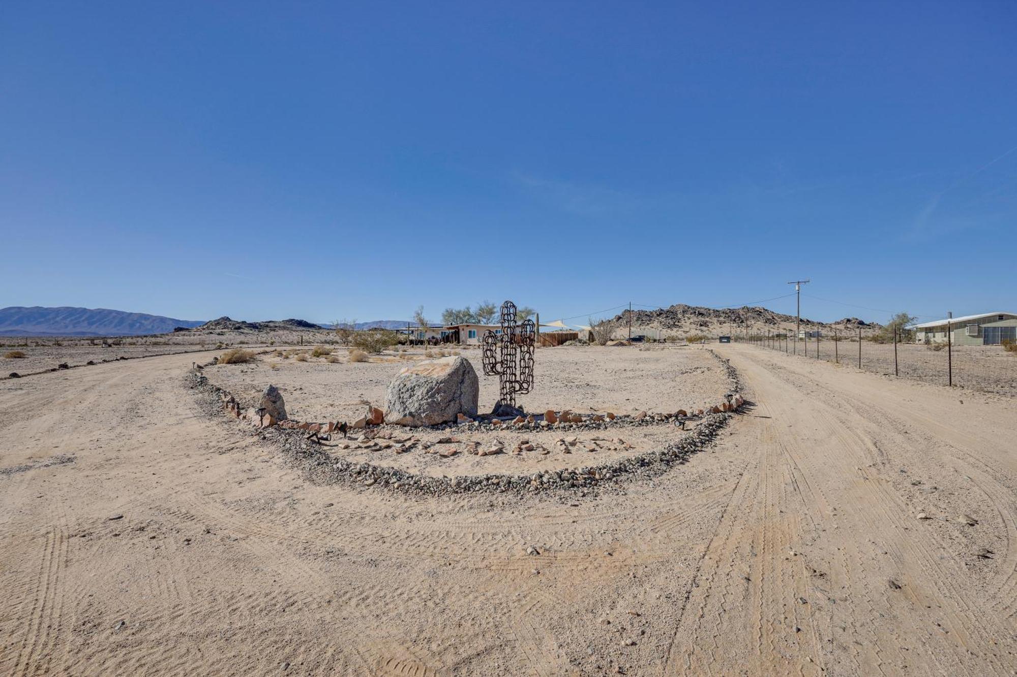 Twentynine Palms Desert Oasis With Pool And Hot Tub! Villa Bagian luar foto