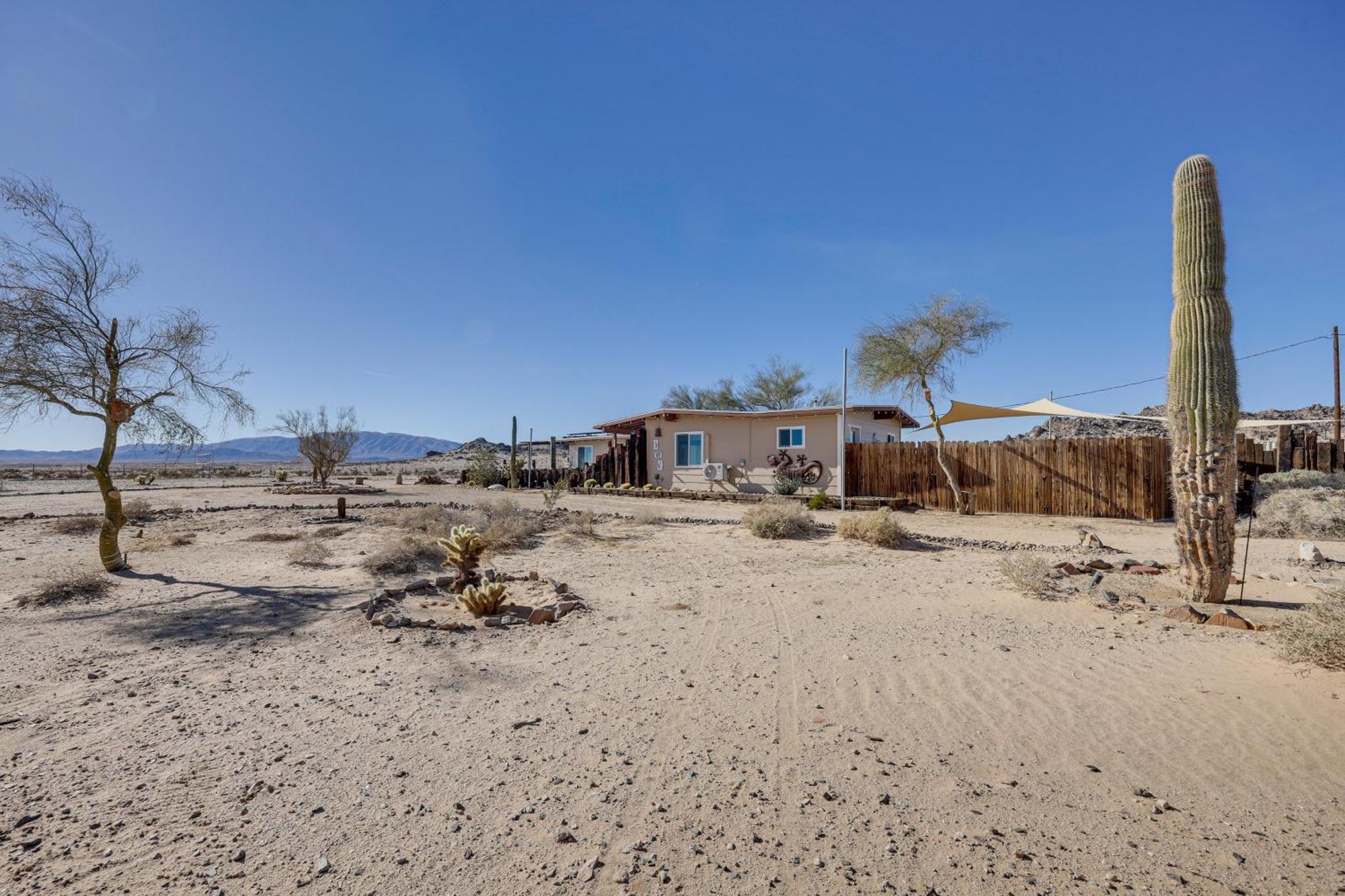 Twentynine Palms Desert Oasis With Pool And Hot Tub! Villa Bagian luar foto